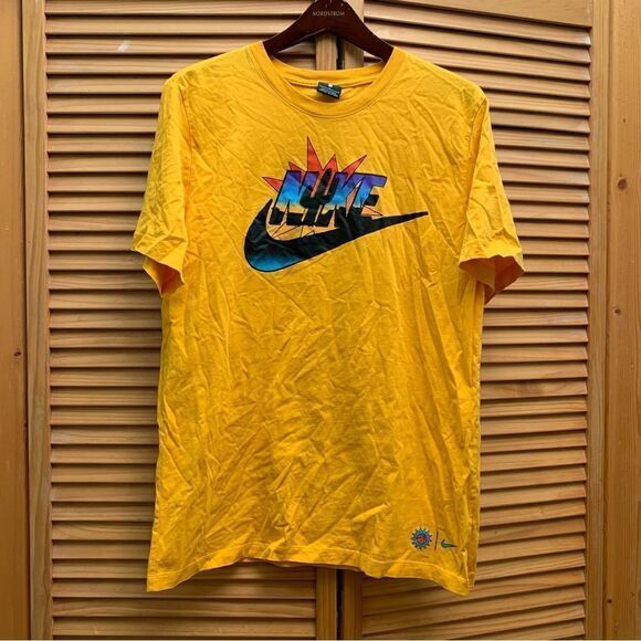 Nike Graphic T-shirt Large - Picture 1 of 6